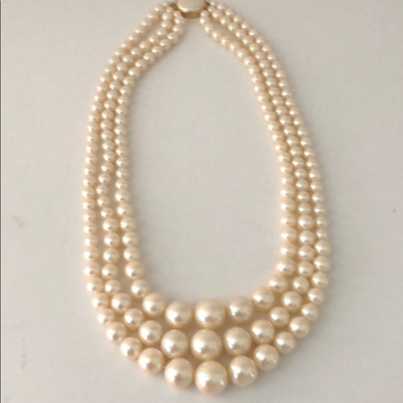 VINTAGE PEARL 3 STRAND IVORY PEARL NECKLACE - Picture 2 of 8